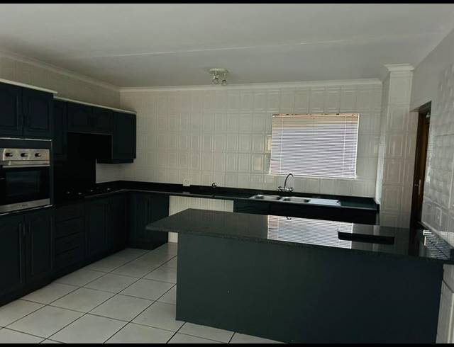 2 BEDROOM TOWNHOUSE FOR SALE IN VANDERBIJLPARK SW 5